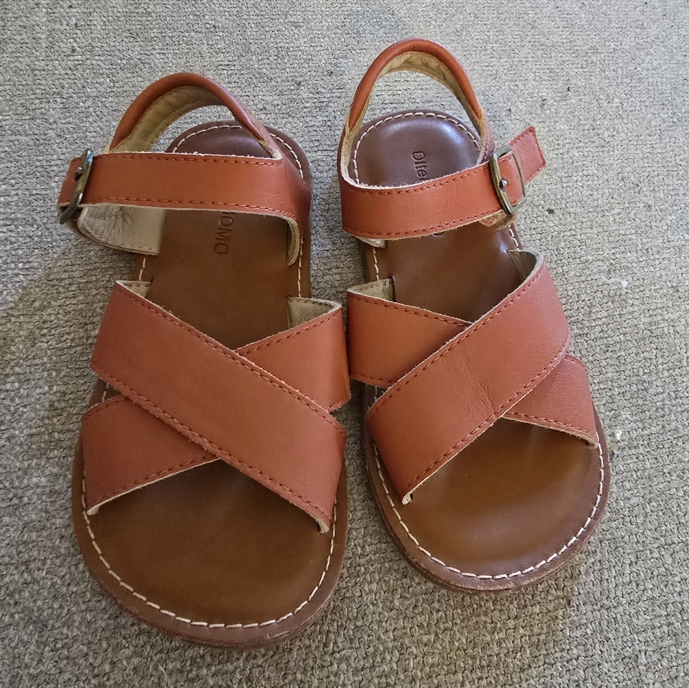 * Otter MOMO size 10 brown sandals, good condition